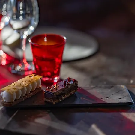 Отель Le Coucou Restaurant & Lounge-bar Монтрё